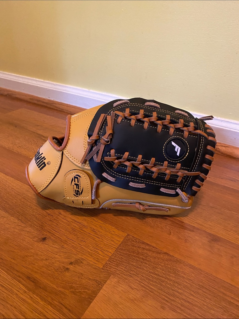 Adult Two-Tone Yellow and Black softball/baseball glove - Picture 6 of 6